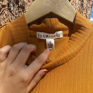 Turtleneck sleeveless shirt